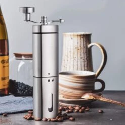 Comes In Handy - Koffiemolen Handmatig - Keramische Kern - Roestvrijstaal - Instelbare Maalgraad 19 Comes In Handy - Koffiemolen Handmatig - Keramische Kern - Roestvrijstaal - Instelbare Maalgraad -Beste Koffie Winkel 1200x1200 136