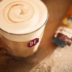 Douwe Egberts Verwenkoffie Latte Caramel Oploskoffie - 5 X 8 Zakjes -Beste Koffie Winkel 1200x1200 582