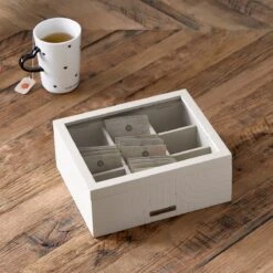Riviera Maison Theedoos 6 Vakjes, Transparante Deksel - Room 48 Tea Box - Grijs - MDF, Glas 7 Riviera Maison Theedoos 6 Vakjes, Transparante Deksel - Room 48 Tea Box - Grijs - MDF, Glas -Beste Koffie Winkel 1200x1200 76