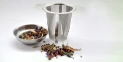 Theefilter RVS - Theezeef Losse Thee Voor Kop Of Hele Pot Met Houder En Lekbakje -Beste Koffie Winkel 1200x601