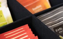 Theedoos Zwart 9-vaks - Met Fluweel - 23 X 23 Cm 11 Theedoos Zwart 9-vaks - Met Fluweel - 23 X 23 Cm -Beste Koffie Winkel 1200x751 2