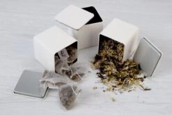 Theedoos Van ZENZYTEA® - Bamboe - Theedoos 9 Vaks - Inclusief 3 Theeblikken Voor Losse Thee - Geschikt Voor Grote & Kleine Theezakjes - Vierkant - Grote Vakken - Luxe Verpakking - Cadeau -Beste Koffie Winkel 1200x800 2