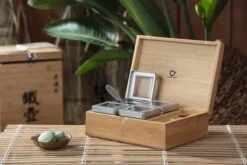 Bredemeijer - Theedoos Naturel Bamboe +4 Blikjes +lepel -Beste Koffie Winkel 1200x800 8