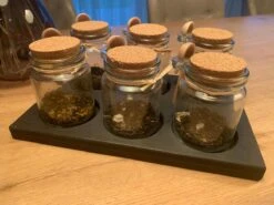 Theeplank Black Edition Met 6 Potjes En Houten Lepel Voor Thee Theeplateau ( Vervanger Van Theedoos ) MeubelZwagerij