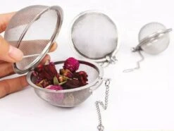 Kruidenei - Kruidenbuil - Kruidenfilter - Kruidenbol - Kruidenzeef - Filter Voor Kruiden - Thee Ei - Theezeef - 5,5CM Doorsnee 9 Kruidenei - Kruidenbuil - Kruidenfilter - Kruidenbol - Kruidenzeef - Filter Voor Kruiden - Thee Ei - Theezeef - 5,5CM Doorsnee -Beste Koffie Winkel 1200x903