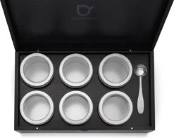 Bredemeijer - Theedoos Zwart Met 6 Blikjes En Maatlepel 6 Bredemeijer - Theedoos Zwart Met 6 Blikjes En Maatlepel -Beste Koffie Winkel 1200x958 3