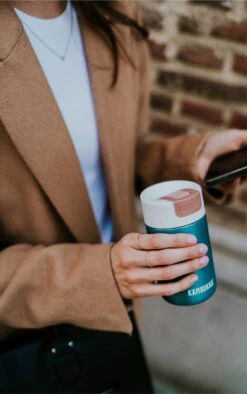 Kambukka Olympus Thermosbeker 300 Ml - Makkelijk Reinigen - Lekvrije Koffiebeker - RVS - Enchanted Forest -Beste Koffie Winkel 753x1200