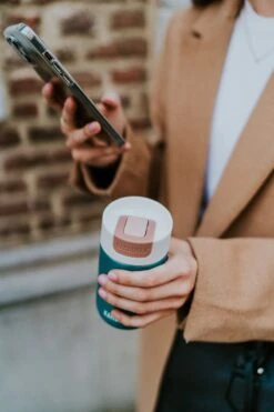 Kambukka Olympus Thermosbeker 300 Ml - Makkelijk Reinigen - Lekvrije Koffiebeker - RVS - Enchanted Forest -Beste Koffie Winkel 800x1200 7