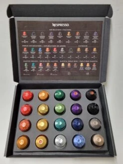 Koffie Proeverij Pakket Met 20 Stuks Verschillende Smaken En Mystery Card 'Enjoy The Sweet Moment' Met Persoonlijke (video) Boodschap | Verjaardag | Sinterklaas | Kerstpakket | Vaderdag | Moederdag | Jubileum | Valentijnsdag -Beste Koffie Winkel 899x1200 7